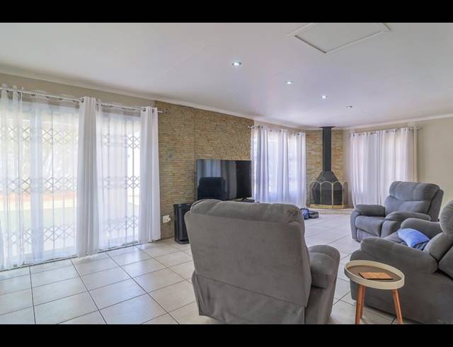 4 BEDROOM HOUSE FOR SALE IN GLENVISTA